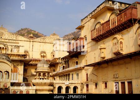 Der Stadtpalastkomplex Alwar, erbaut im 18. Jahrhundert, befindet sich in den Ausläufern von Aravalli, direkt unter Bala Quila Stockfoto