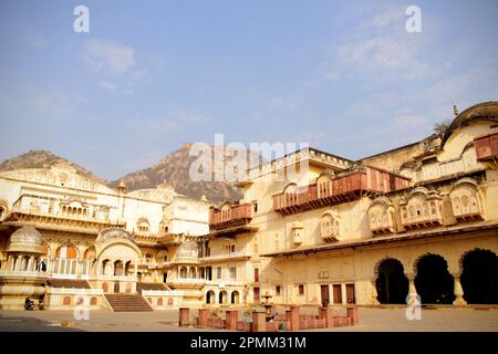 Der Stadtpalastkomplex Alwar, erbaut im 18. Jahrhundert, befindet sich in den Ausläufern von Aravalli, direkt unter Bala Quila Stockfoto