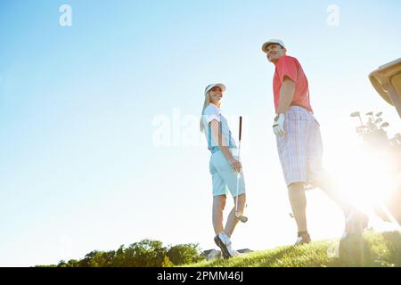 Das beste Spiel aller Zeiten. Rückansicht eines attraktiven Paares, das über die Schultern blickt. Stockfoto