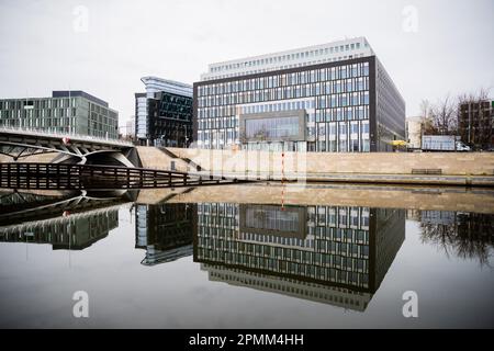 Berlin, Deutschland. 14. April 2023. Das Haus der Bundespressekonferenz spiegelt sich in der Spree wider. Die Aussichten für das kommende Wochenende in Berlin sind düster. Es bleibt grau und regnerisch. Kredit: Christoph Soeder/dpa/Alamy Live News Stockfoto