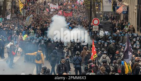 Französische Demonstranten überfluteten die Straßen für den 12. Tag inmitten der neuen Renten- und Rentengesetze Stockfoto