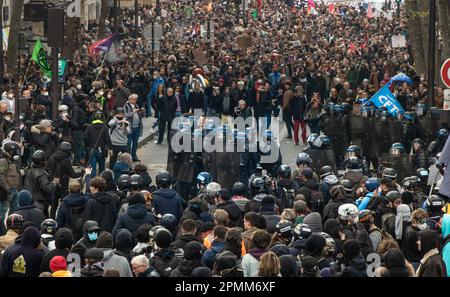 Französische Demonstranten überfluteten die Straßen für den 12. Tag inmitten der neuen Renten- und Rentengesetze Stockfoto