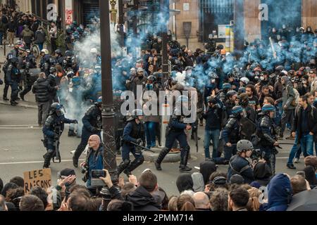 Französische Demonstranten überfluteten die Straßen für den 12. Tag inmitten der neuen Renten- und Rentengesetze Stockfoto