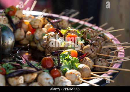 Thailändischer Fleischball auf Holzstäbchen auf dem Street Food Markt in Thailand, leckeres Street Food, Nahaufnahme Stockfoto