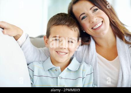 Er ist mein ein und alles. Porträt eines bezaubernden Jungen und seiner Mutter. Stockfoto