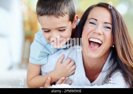 Das macht so viel Spaß. Bild einer Mutter und ihres Sohnes, die Spaß miteinander haben. Stockfoto