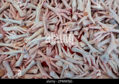 Nahaufnahme frischer Hühnerfüße auf dem Markt, Thailand Stockfoto