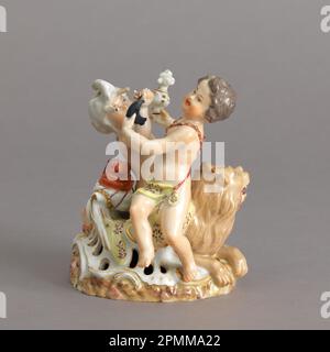 Allegorische Figur, die Putti als „Asien“ und „Afrika“ darstellt; hergestellt von Fürstenberg Porcelain Manufactory (Deutschland); nach Freidrich Elias Meyer (Deutschland, 1723 - 1785); Deutschland; Hartpaste Porzellan, Glasfaseremaille, Gold; 15,9 x 12,8 x 13,6 cm (6 1/4 x 5 1/16 x 5 3/8 Zoll) Stockfoto