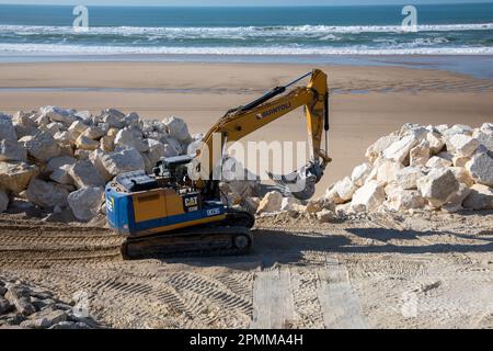 Bordeaux , Aquitaine France - 04 10 2023 : NGE Guintoli Excavator, der Sand am Strand schaufelt und am Wasser arbeitet Stockfoto