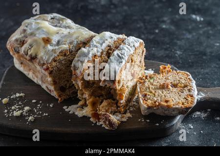 Weihnachtsstollen, traditionelles deutsches Brot als Weihnachtsgebäck. Schließen Stockfoto