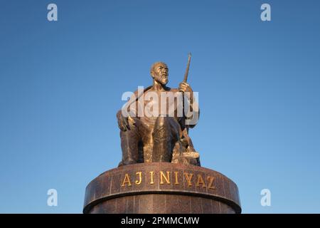 Eine Skulptur des berühmten lokalen Dichters, Schriftstellers Ájiniyaz. Mit traditioneller Dombra. auf dem zentralen Platz, plaza vor dem Savitsky Art Museum in N Stockfoto