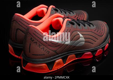 Nike Air Max Tailwind 6 Waffle Sportschuhe in lebendigen Farben Herrenschuhe auf Schwarz Stockfoto