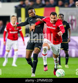 13-04-2023: Sport: Anderlecht / AZ BRUSSEL, BELGIEN - APRIL 13: Amadou Diawara (RSC Anderlecht) und Vangelis Pavlidis (AZ Alkmaar) während des Spiels Q Stockfoto