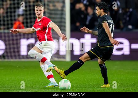 13-04-2023: Sport: Anderlecht / AZ BRUSSEL, BELGIEN - APRIL 13: Sam Beukema (AZ Alkmaar) und Lior Refaelov (RSC Anderlecht) während des Spielquartiers Stockfoto