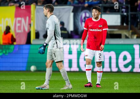 13-04-2023: Sport: Anderlecht / AZ BRUSSEL, BELGIEN - APRIL 13: Torwart Mathew Ryan (AZ Alkmaar) und Yukinari Sugawara (AZ Alkmaar) während der Matte Stockfoto