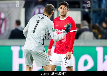 13-04-2023: Sport: Anderlecht / AZ BRUSSEL, BELGIEN - APRIL 13: Torwart Mathew Ryan (AZ Alkmaar) und Yukinari Sugawara (AZ Alkmaar) während der Matte Stockfoto