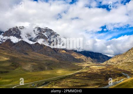 Atemberaubender Blick auf schneebedeckte Berge von einer Drohne im Sommer Stockfoto