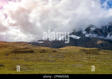 Atemberaubender Blick auf schneebedeckte Berge von einer Drohne im Sommer Stockfoto
