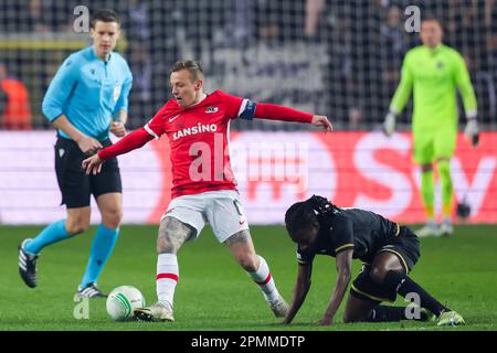 13-04-2023: Sport: Anderlecht/AZ BRUSSEL, BELGIEN - APRIL 13: Jordie Clasie (AZ Alkmaar) und Majeed Ashimeru (RSC Anderlecht) während des Spiels Quar Stockfoto