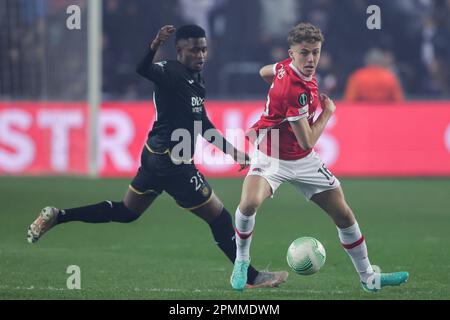 13-04-2023: Sport: Anderlecht / AZ BRUSSEL, BELGIEN - APRIL 13: Amadou Diawara (RSC Anderlecht) und Sven Mijnans (AZ Alkmaar) während des Spiels Quarte Stockfoto