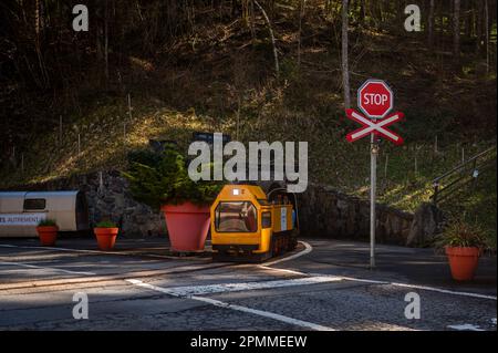 Bex, Kanton Vaud, Schweiz - 8. April 2023: Touristen in einem Höhlenzug beim Besuch der Salzbergwerke von Bex in der Schweiz. Stockfoto