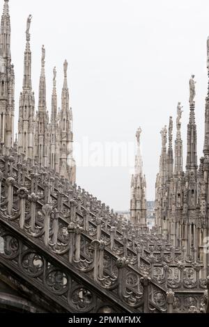 Steinspitzen auf dem Dach des Mailänder Doms - Mailand, Lombardei, Italien. Stockfoto