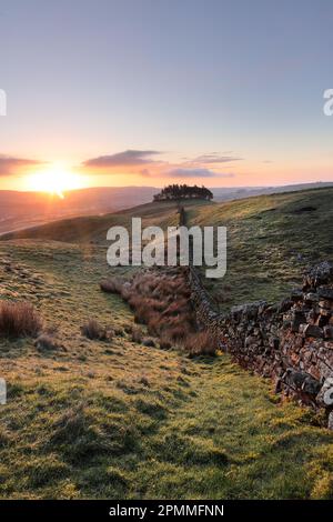 Kirkcarrion, Teesdale, County Durham, Großbritannien. 14. April 2023 Wetter in Großbritannien. Heute Morgen gab es einen spektakulären kalten und frostigen Sonnenaufgang über dem alten Tumulus von Kirkcarrion in den North Pennines. Kredit: David Forster/Alamy Live News Stockfoto