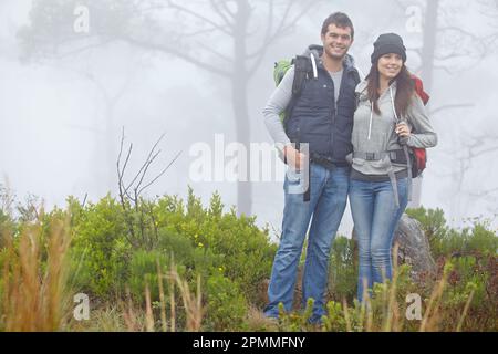 Genießen Sie einen wunderschönen Spaziergang in der Natur. Ein junges Paar, das eine Wanderung durch die Natur genießt. Stockfoto