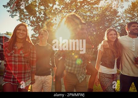 Freunde bis zum Ende, Freunde, die Zeit zusammen im Freien verbringen. Stockfoto