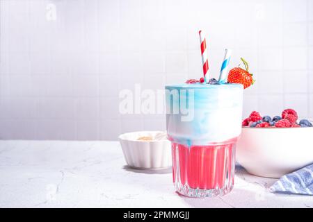 Amerikanische Unabhängigkeit Urlaub Essen, juli 4 Frühstück Rezept Idee, trinken. Nützlicher Beerensmoothie in weiß, blau, rot, mit Heidelbeeren, Erdbeere Stockfoto