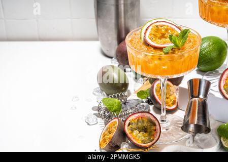 Maracuja martini-Cocktail. Süßes alkoholisches Getränk aus pornstar mit frischer Passionsfrucht und Limette, mit Bargeräten, die Platz zum Kopieren bieten Stockfoto