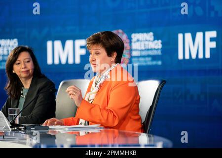 (230414) -- WASHINGTON, D.C., 14. April 2023 (Xinhua) -- geschäftsführende Direktorin des Internationalen Währungsfonds (IWF) Kristalina Georgieva (R) nimmt am 13. April 2023 an einer Pressekonferenz in Washington, DC, USA Teil. China wird in diesem Jahr etwa ein Drittel des globalen Wachstums beitragen, was anderen Ländern mehr Chancen bieten wird, sagte Georgieva am Donnerstag. (Xinhua/Liu Jie) Kredit: Liu Jie/Xinhua/Alamy Live News Stockfoto