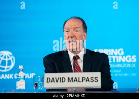 (230414) -- WASHINGTON, D.C., 14. April 2023 (Xinhua) -- Weltbankpräsident David Malpass spricht auf einer Pressekonferenz in Washington, D.C., USA, am 13. April 2023. Chinas wirtschaftlicher Aufschwung ist ein "Additiv", der für ein Jahr wie 2023 benötigt wird, wo das globale Wachstum voraussichtlich schwach sein wird, sagte Malpass am Donnerstag. (Xinhua/Liu Jie) Kredit: Liu Jie/Xinhua/Alamy Live News Stockfoto