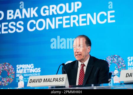 (230414) -- WASHINGTON, D.C., 14. April 2023 (Xinhua) -- Weltbankpräsident David Malpass spricht auf einer Pressekonferenz in Washington, D.C., USA, am 13. April 2023. Chinas wirtschaftlicher Aufschwung ist ein "Additiv", der für ein Jahr wie 2023 benötigt wird, wo das globale Wachstum voraussichtlich schwach sein wird, sagte Malpass am Donnerstag. (Xinhua/Liu Jie) Kredit: Liu Jie/Xinhua/Alamy Live News Stockfoto