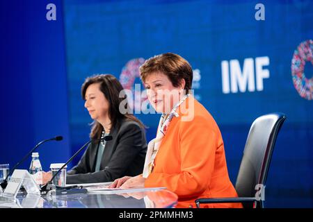 (230414) -- WASHINGTON, D.C., 14. April 2023 (Xinhua) -- geschäftsführende Direktorin des Internationalen Währungsfonds (IWF) Kristalina Georgieva (R) nimmt am 13. April 2023 an einer Pressekonferenz in Washington, DC, USA Teil. China wird in diesem Jahr etwa ein Drittel des globalen Wachstums beitragen, was anderen Ländern mehr Chancen bieten wird, sagte Georgieva am Donnerstag. (Xinhua/Liu Jie) Kredit: Liu Jie/Xinhua/Alamy Live News Stockfoto