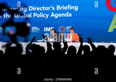 (230414) – WASHINGTON, D.C., 14. April 2023 (Xinhua) – geschäftsführende Direktorin des Internationalen Währungsfonds (IWF) Kristalina Georgieva (R, Back) nimmt am 13. April 2023 an einer Pressekonferenz in Washington, DC, USA Teil. China wird in diesem Jahr etwa ein Drittel des globalen Wachstums beitragen, was anderen Ländern mehr Chancen bieten wird, sagte Georgieva am Donnerstag. (Xinhua/Liu Jie) Kredit: Liu Jie/Xinhua/Alamy Live News Stockfoto