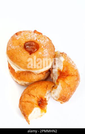 Donuts mit Marmelade auf weiß isoliert Stockfoto