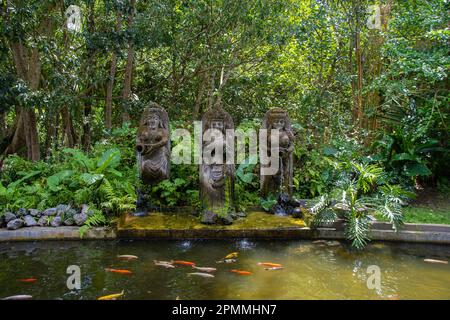 Koi-Teich mit balinesischen Steinskulpturen im Affenwald in Ubud Stockfoto