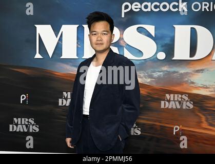 Los Angeles, Usa. 13. April 2023. Jonny Sun nimmt am Donnerstag, den 13. April 2023, am DGA Theatre in Los Angeles an der Premiere von Peacocks Fernsehserie „Mrs. Davis“ Teil. Schwester Simone arbeitet mit ihrem Exfreund Wiley auf einer weltweiten Reise zusammen, um Mrs. Davis zu zerstören, eine mächtige künstliche Intelligenz. Foto: Alex Gallardo/UPI Credit: UPI/Alamy Live News Stockfoto