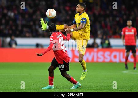 LEVERKUSEN, DEUTSCHLAND - 13.04.23: Loic Lapoussin, Jeremie Frimpong. Das Spiel UEFA Europa League Bayer 04 Leverkusen gegen Royale Union Saint-Gill Stockfoto