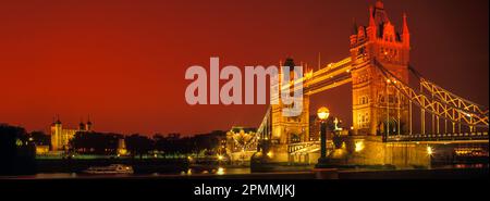 TOWER BRIDGE (© HORACE JONES & JOHN WOLFE BARRY 1894) RIVERWALK EMBANKMENT RIVER THAMES LONDON ENGLAND Stockfoto