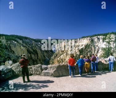 1992 HISTORISCHE TOURISTEN SEHEN DIE UNTEREN WASSERFÄLLE DES YELLOWSTONE RIVER GRAND CANYON IM YELLOWSTONE-NATIONALPARK WYOMING USA Stockfoto