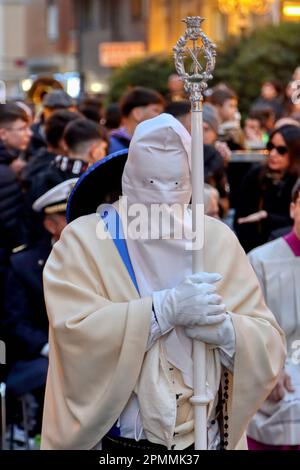 Riten der Heiligen Woche - Brüder auf einer Pilgerfahrt zu den wichtigsten Kirchen während der Prozession von Taranto, Apulien, Italien Stockfoto