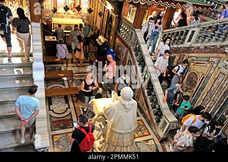 Touristen in der Basilika Santa Maria Maggiore in Rom, Italien Stockfoto