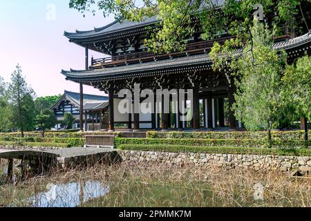 Kyoto Japan, April 2023, Tofuku-Ji Tempel und San-mon Gate ab 1425, Kyoto Frühlingssaison, Japan, Asien Stockfoto