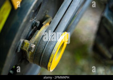 Hinter der Traktorrolle mit zwei Riemen in Nahaufnahme. Traktor für die Landwirtschaft, Landmaschinen Stockfoto