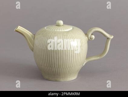 Teekanne mit Dark Celadon Glaze Teekanne; möglicherweise von Johann Christoph Hesse (deutsch, 1705 - 1745); hergestellt von Meissen Porcelain Manufactory (Deutschland); Hartpastenporzellan, glasiger Emaille Stockfoto