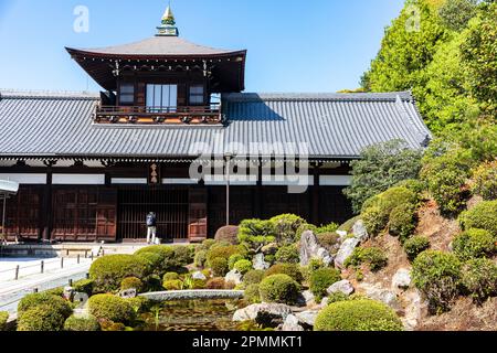 April 2023 Kyoto Japan, Gründerhalle Kaisando im buddhistischen Zen-Tempel Tofukuji-Ji mit Zen-Garten und Pflanzen, Japan, Asien Stockfoto