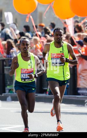 Tsegaye Kebede und Ayele Abshero nehmen am London Marathon 2014 Teil und passieren Tower Hill in der Nähe des Tower of London, Großbritannien. Männliche Spitzensportler Stockfoto