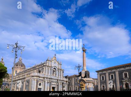 Blick auf den Kathedralenplatz, dominiert von der Kathedrale der Heiligen Agatha und dem Elefantenbrunnen in Catania, Sizilien, Süditalien. Stockfoto